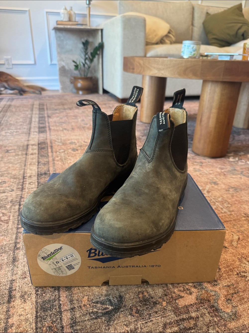 Men’s Blundstone 587 Round Toe Chelsea Boot in Rustic Black